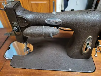 This is a 1927 White rotary sewing machine, a true vintage piece ready to bring a touch of history t...
