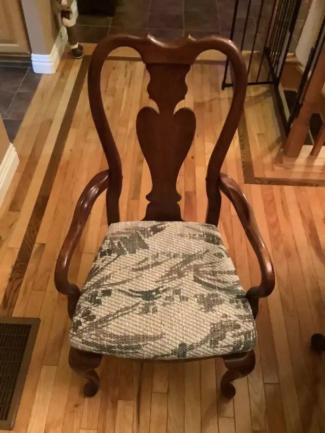 Dining room set in Dining Tables & Sets in Dartmouth - Image 2