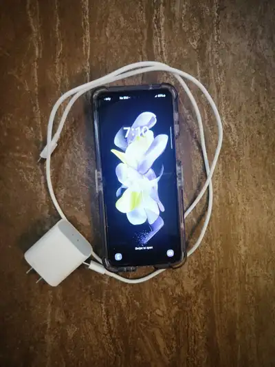 Samsung Galaxy Flip 4 in Mint Condition , View more