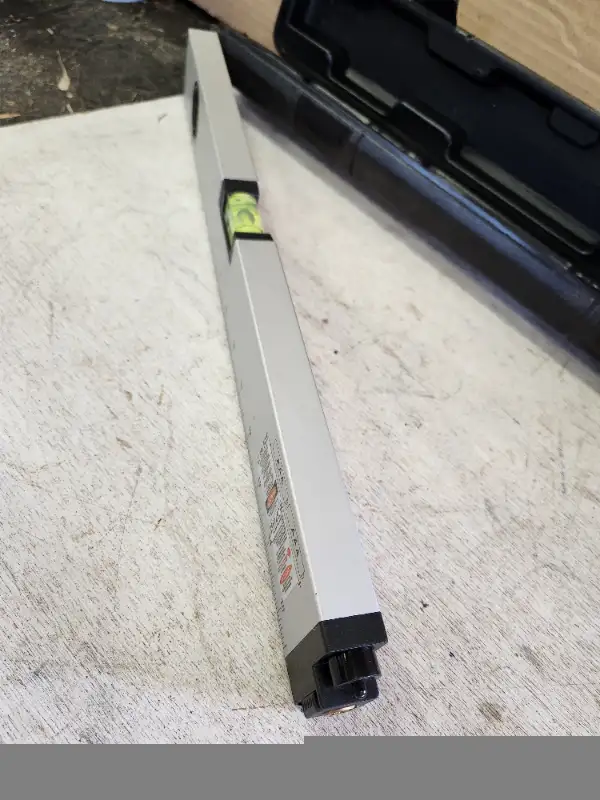 Laser level 16" with plastic case in Hand Tools in Belleville - Image 7
