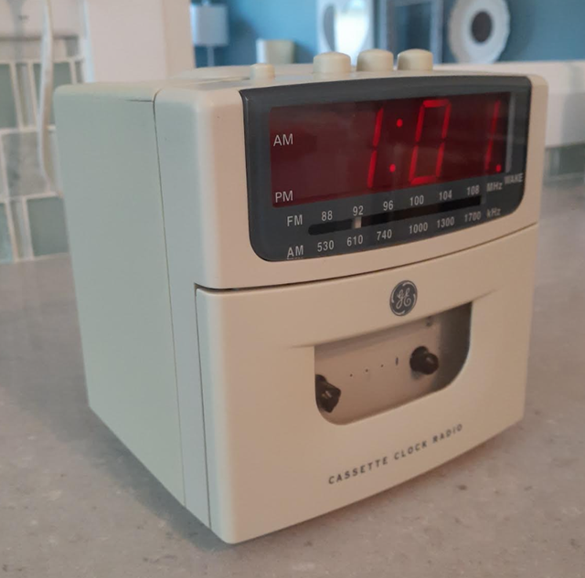 Vintage GE Cassette AM/FM Clock Radio Alarm Clock 7-4904A in General Electronics in Markham / York Region - Image 6