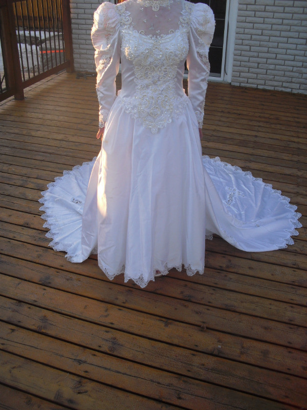 Wedding Dress Size 6-9 in Wedding in Belleville - Image 3