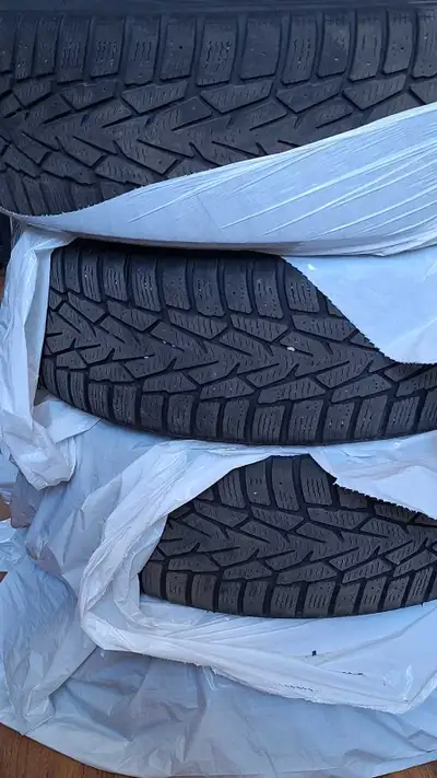 URGENT doit Vendre pneus hiver raison changer de voiture et la grandeur ne fonctionne plus. nokian n...