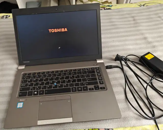 Laptop computer Toshiba in Laptops in City of Montréal - Image 3