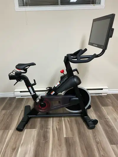 Vélo stationnaire Pro-Form C22 en très bon état! Ce vélo est parfait pour ceux qui cherchent à reste...