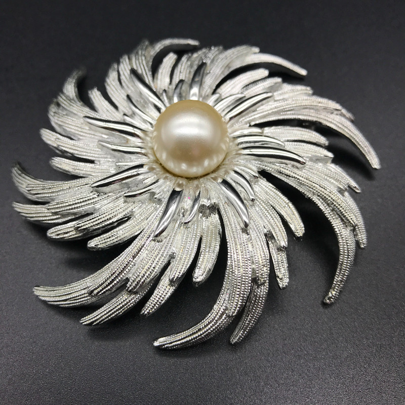 Vintage Sarah Coventry Silver-tone Faux Pearl Pinwheel Brooch | Jewellery &  Watches | Ottawa | Kijiji