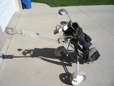 Full set of men's right handed golf clubs by Smooth Tempo. 3 - 9 irons, putter, Callaway Big Bertha...