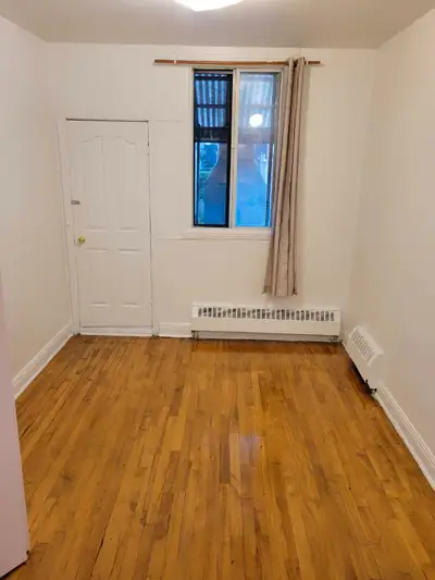 1-1/2 Studio steps away from Acadie Metro