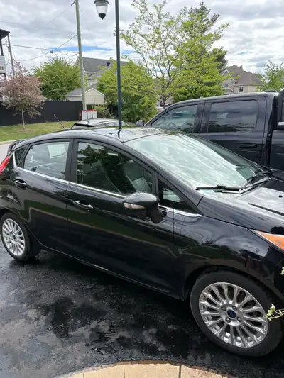 Je vends ma Ford Fiesta Titanium, une voiture compacte et élégante en excellente condition d'occasio...