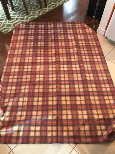 Rideaux carottés (4) Les 4 rideaux ont 56.5" de large 2 x 85" de long et 2 x 79" de long Avec anneau...