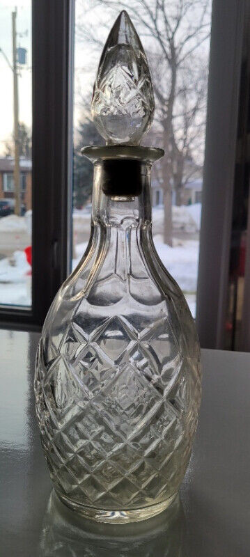 Cut glass wine carafe in Kitchen & Dining Wares in Barrie