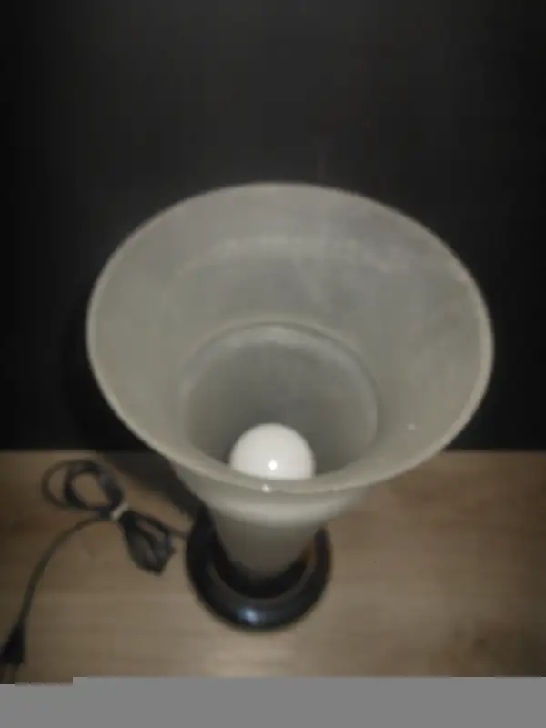 Glass table/desk lamp in Indoor Lighting & Fans in City of Montréal - Image 3