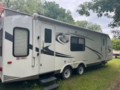 2011 Dutchmen camper trailer Sleeps 6 Great condition Only issue is the gray tank sensor is blocked...