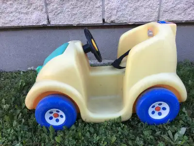 Petite voiture jaune pour enfant avec une ceinture de sécurité et un compartiment de rangement en av...