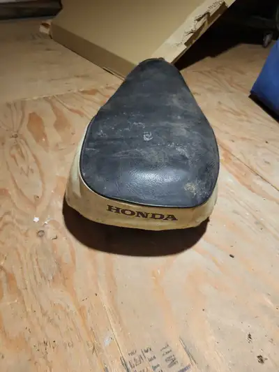 I'm selling a Honda motorcycle seat 10$