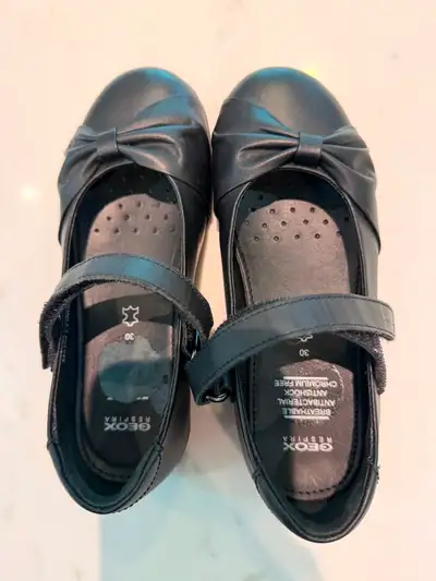 Black dress shoes Geox (30) / souliers noir pour fille, View more