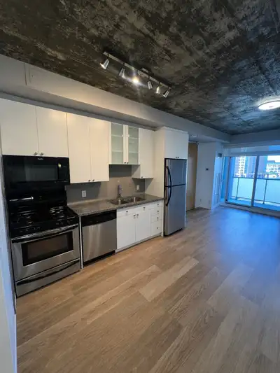 CONDO Available JUNE 1st 1-Bedroom + DEN, 1 Bath Condo for Rent in Liberty Village 1-bedroom PLUS de...
