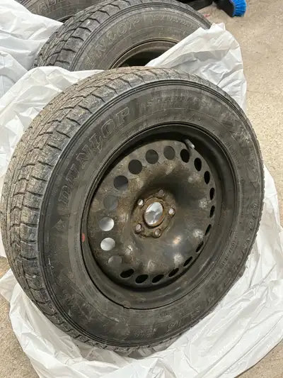 Complete set of Dunlop Grandtech winter tires on steel rims with TPMS sensors included. Size 205/70R...