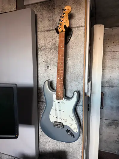 Fender Stratocaster (mexican) Grey, View more