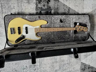 Fender Jazz Bass 2022 MIM Buttercream with case, View more