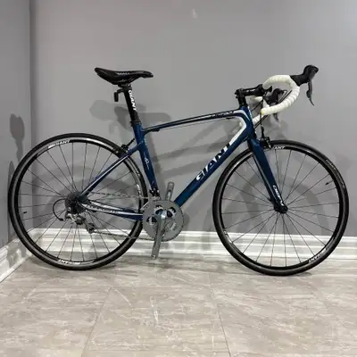 GIANT DEFY 3 CARBON ROAD BIKE - SIZE MEDIUM FRAME, View more