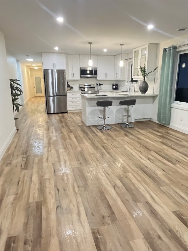 STUNNING 3 BED, 2 FULL BATHS MAIN FLR DUPLEX, GARAGE, 2 PARKING! Long