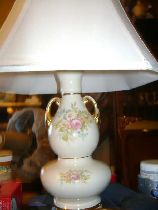 VINTAGE TABLE LAMP; in Indoor Lighting & Fans in Chatham-Kent - Image 2