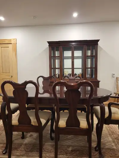 Gibbard Dining Room Suite Al 5l pieces included- Read the ad, View more