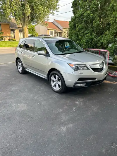 Cet Acura MDX 2013 est un SUV polyvalent qui offre un mélange de luxe et de performance, ce qui en f...
