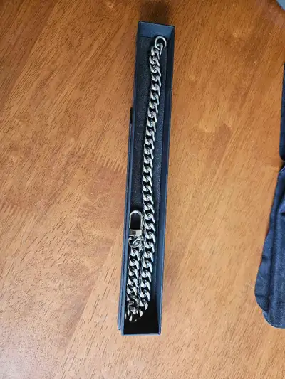 Cuban chain, dépendemment de la grosseur de ton cou il peut servir de choker ou d'un collier qui se...