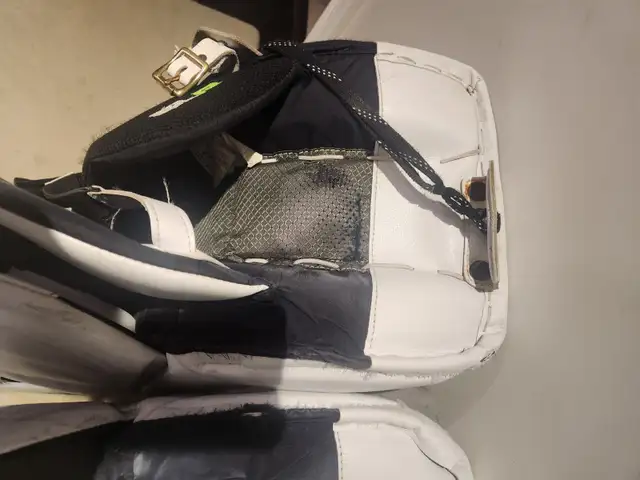 35" + 2 Vaughn Ventus SLR Pro Carbon Goalie Leg Pads (Used) in Hockey in Markham / York Region - Image 11