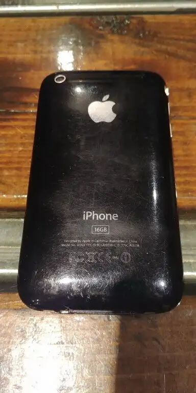 Téléphone Portable Vintage Apple iPhone 3G (GSM) avec Chargeur – Memoire 16g – Model: A1303 (MC131C)...