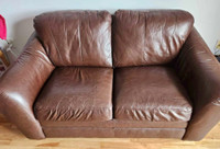Très Bon sofa propre confort 95$ possibilité de livraison 