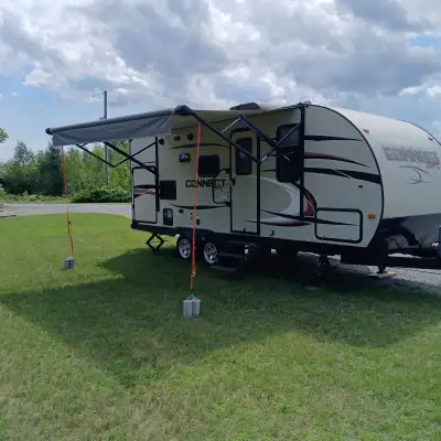 KZ Connect Spree, Model C220RBK. A light weight Travel Trailer. AM/FM/CD./DVD Player w/Blue Tooth. F...
