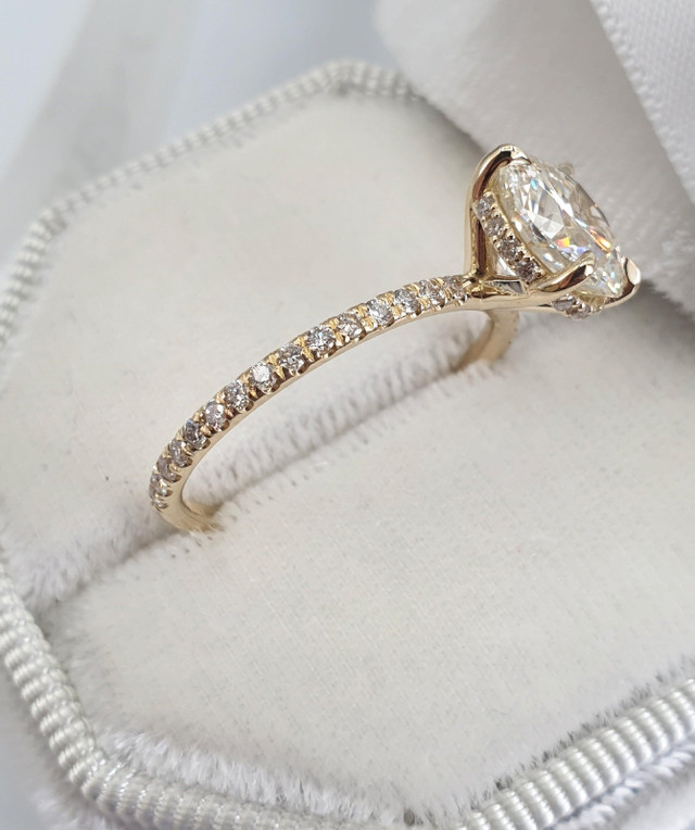 2.50 Carats Round Cut Pave Side Stones Diamond Engagement Ring in Jewellery & Watches in Oakville / Halton Region - Image 2