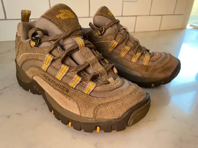 Like new! The North Face women’s suede hiking shoes sz 38 in Women's - Shoes in Kitchener / Waterloo - Image 7