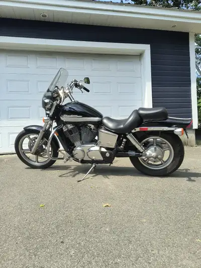 ***PAR TÉLÉPHONE S.V.P*** 5I4-9'1'2-2'2'1'2*** HONDA SHADOW 1100 XTRA PROPRE . ESTHÉTIQUE ET MÉCANIQ...
