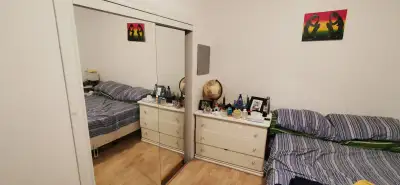 Une chambre à louer dans un duplex. 4 chambres fermées à l’étage. Dans le quartier Montréal-Est. L'a...