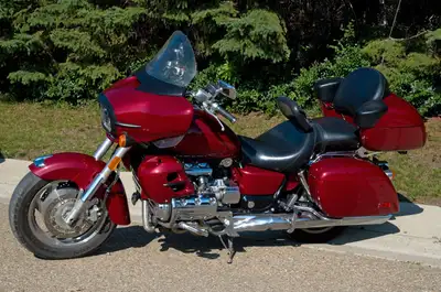 Head out on the highway with this 1999 Honda Valkyrie Interstate 1500 touring cruiser with low milea...