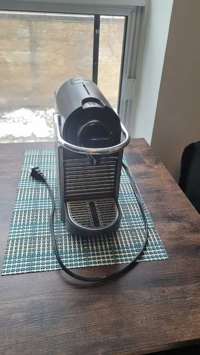 (Used/Good) Nespresso Pixie  Machine, Breville in Coffee Makers in City of Toronto - Image 3