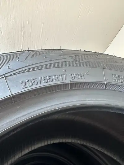 Je vends ces pneus d'hiver Toyo de dimensions 235/55R17 99H, en état neuf, parfaits pour affronter l...