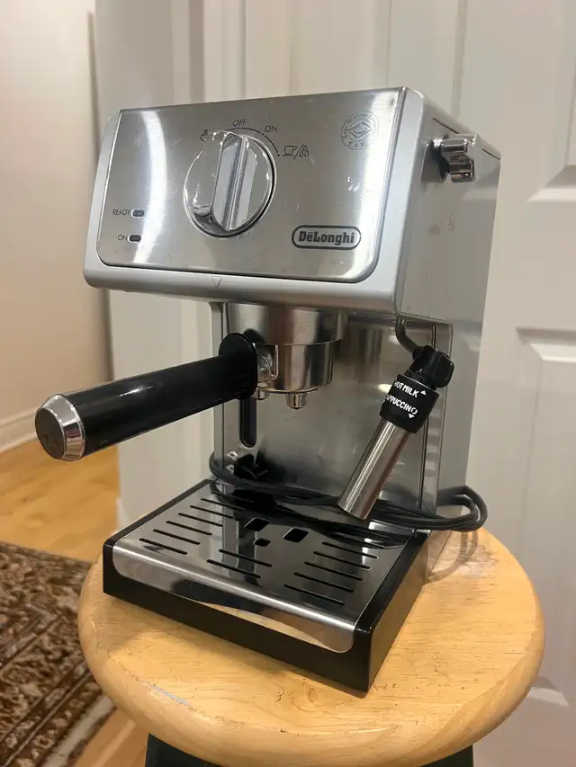De'Longhi 15 Bar Espresso and Cappuccino Maker LIKE NEW!