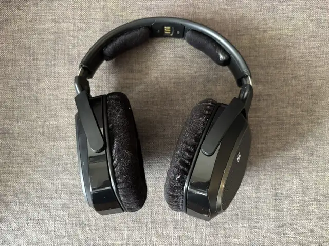 Sennheiser RS175 wireless  headphone system in Headphones in City of Toronto - Image 6