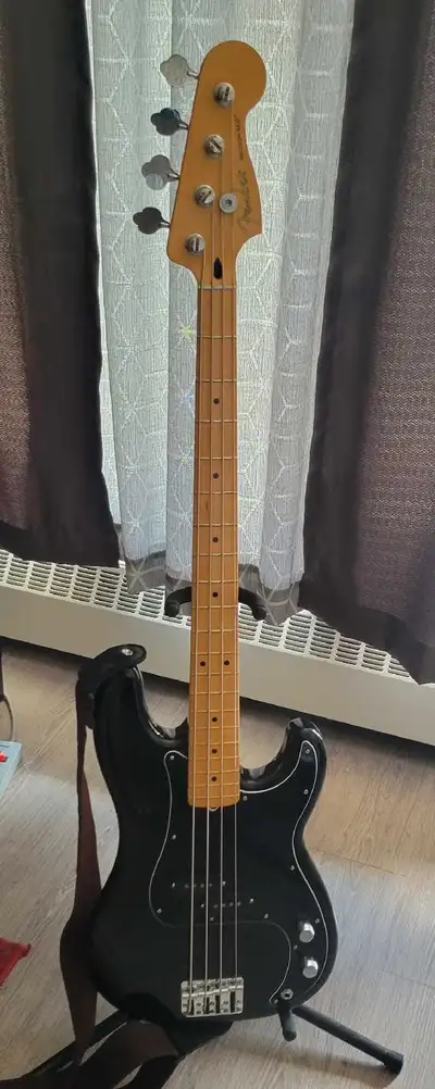 As pictured, comes with original white pickguard.