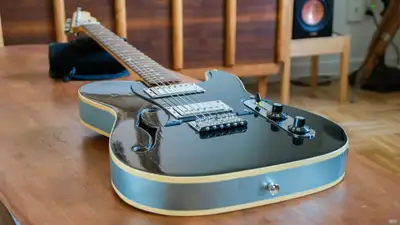Partscaster style Thinline, magnifique! Corps et couvercle en frêne, manche en érable, je ne connais...