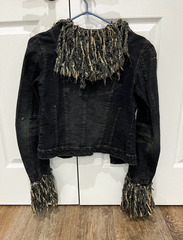 Denim Jacket dans Femmes - Hauts et vêtements d'extérieur  à Région d’Oshawa/Durham - Image 3