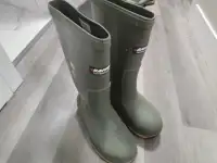 Baffin mens Icebear, hard toe rubber boots. Size 12