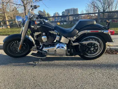Check out this stunning 2017 Harley-Davidson Fat Boy with only 7,500 km, featuring a powerful engine...