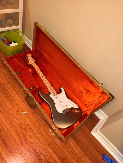 Selling a used Fender Eric Clapton Signature Stratocaster in Pewter with a maple neck, a fantastic g...
