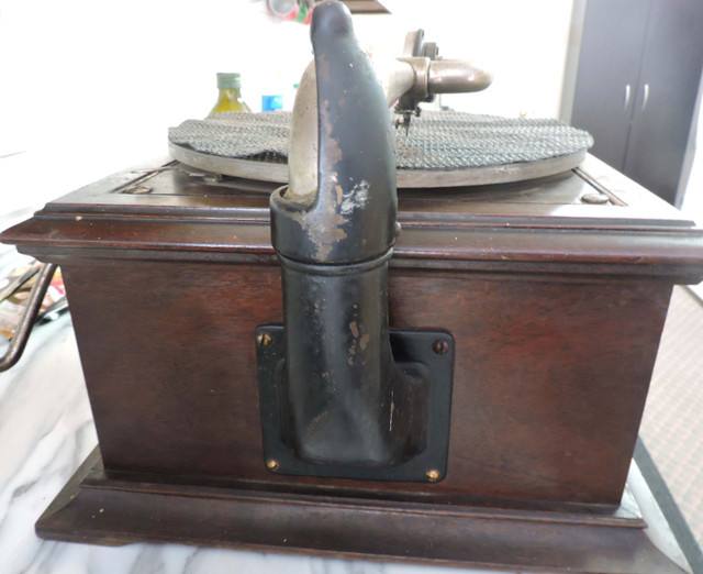 Victor Victrola Talking Machine Table Top Phonograph in Arts & Collectibles in City of Toronto - Image 3